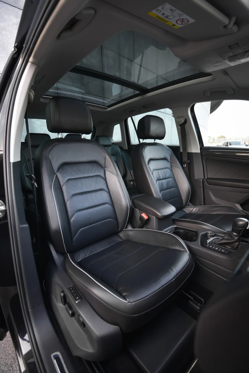VW Tiguan R-Line* 4x4* 360*  Distronic* Digital* 190, снимка 11 - Автомобили и джипове - 52155548