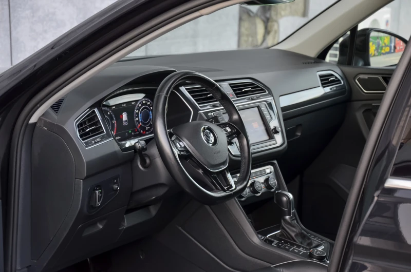 VW Tiguan R-Line* 4x4* 360*  Distronic* Digital* 190, снимка 7 - Автомобили и джипове - 52155548