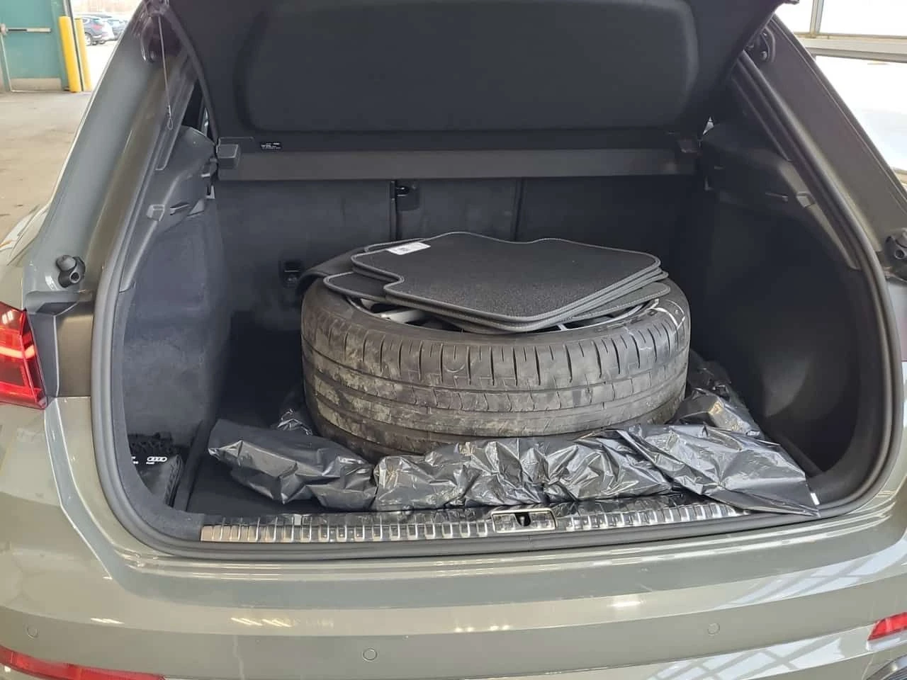 Audi Q3 * S LINE PREMIUM PLUS * CARFAX * ЦЕНА ДО БГ, снимка 13 - Автомобили и джипове - 54042788