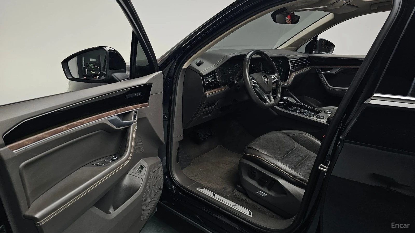 VW Touareg 3.0TDI - PRESTIGE - DISTRONIC - 360 - ОБДУХ - ПАНО, снимка 10 - Автомобили и джипове - 56103792