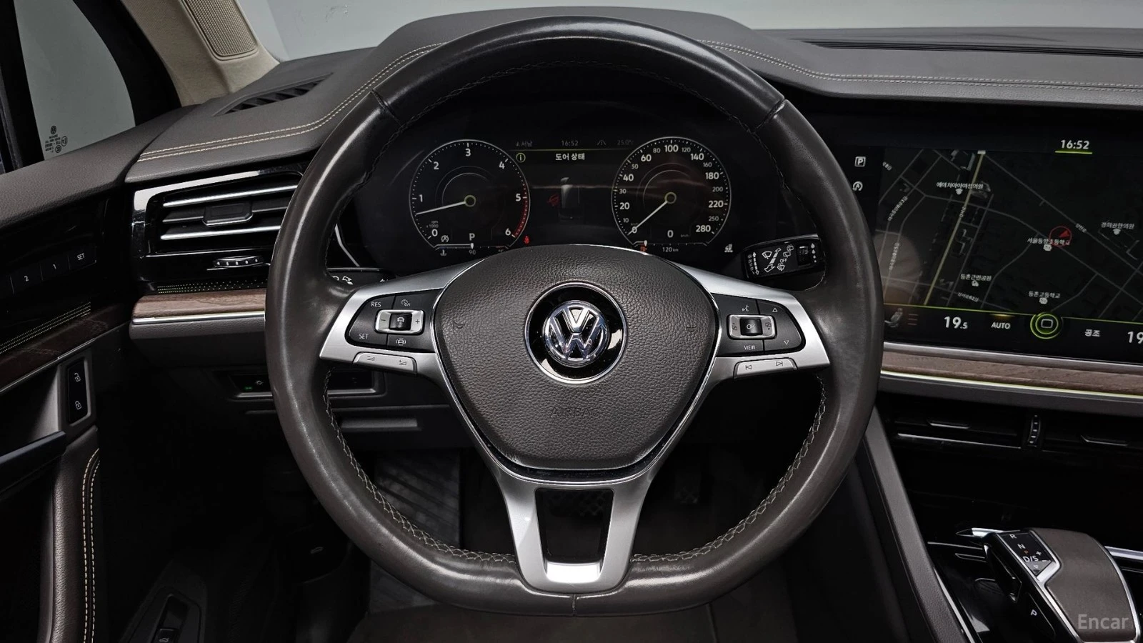 VW Touareg 3.0TDI - PRESTIGE - DISTRONIC - 360 - ОБДУХ - ПАНО, снимка 13 - Автомобили и джипове - 56103792