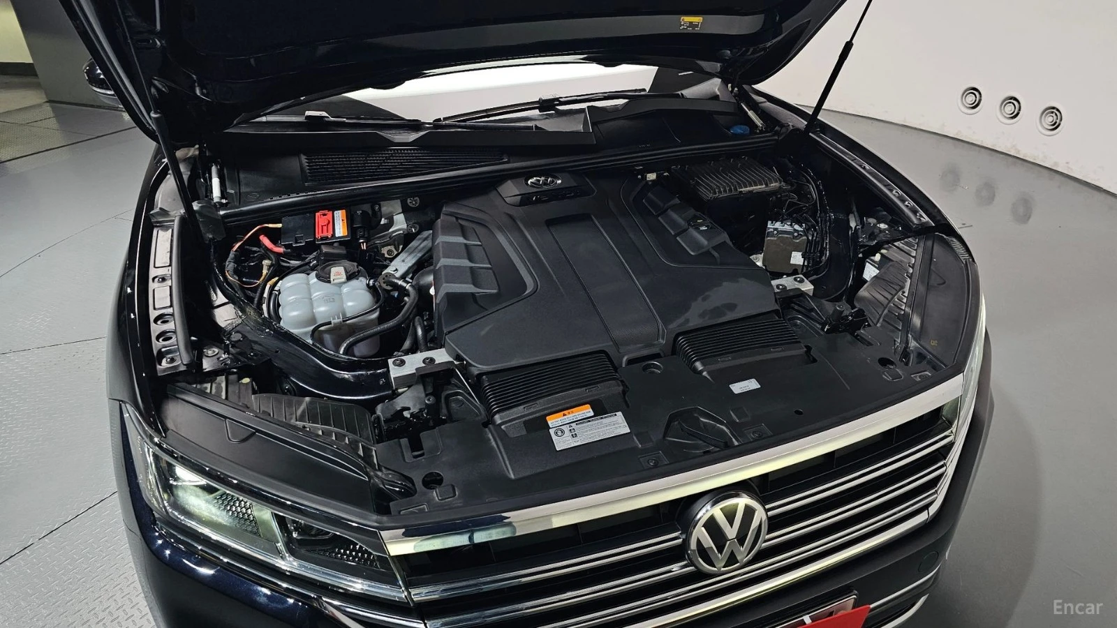 VW Touareg 3.0TDI - PRESTIGE - DISTRONIC - 360 - ОБДУХ - ПАНО, снимка 6 - Автомобили и джипове - 56103792