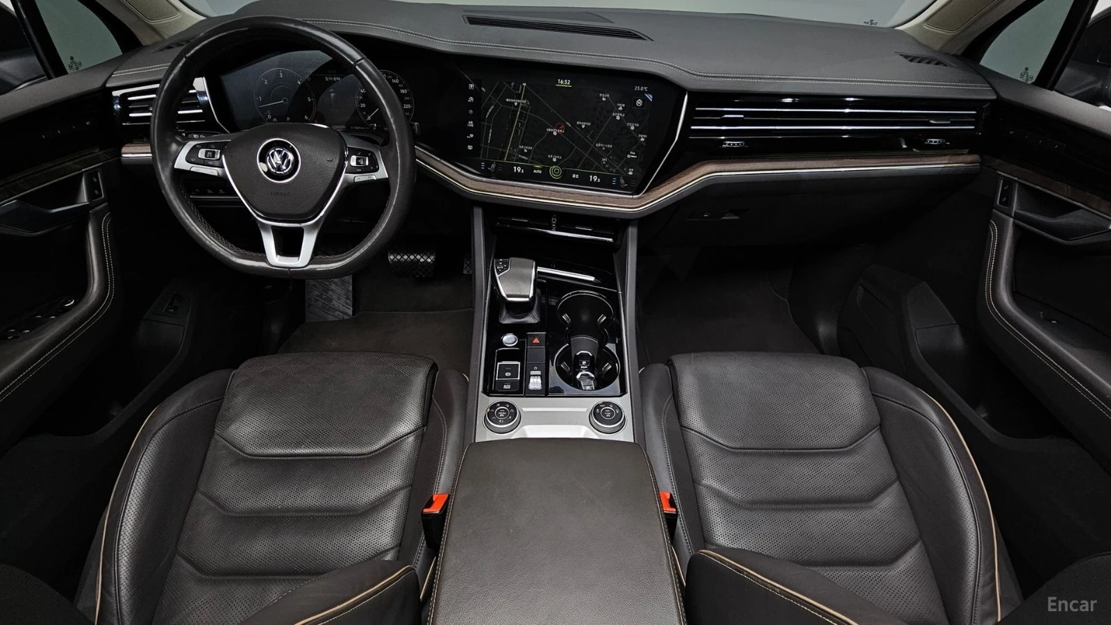 VW Touareg 3.0TDI - PRESTIGE - DISTRONIC - 360 - ОБДУХ - ПАНО, снимка 7 - Автомобили и джипове - 56103792