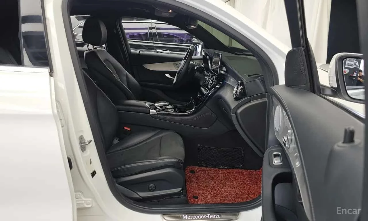 Mercedes-Benz GLC  4MATIC * AMG Line Coupe * 360 * Панорама * , снимка 11 - Автомобили и джипове - 56234892