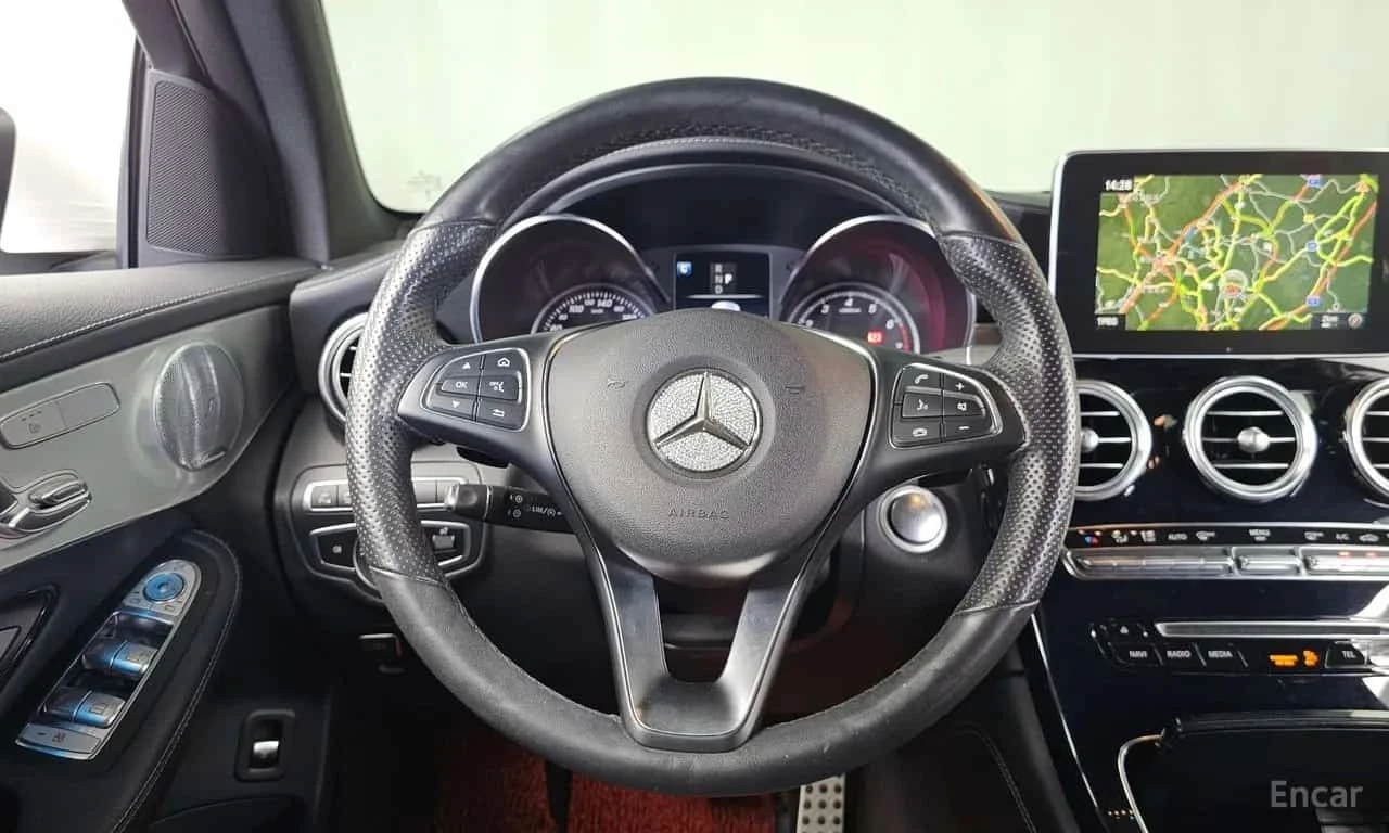 Mercedes-Benz GLC  4MATIC * AMG Line Coupe * 360 * Панорама * , снимка 8 - Автомобили и джипове - 56234892