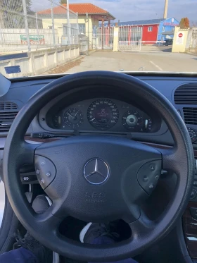 Mercedes-Benz E 220 Classic, снимка 4