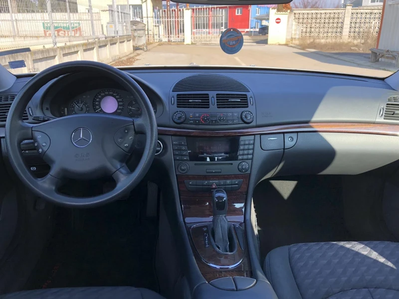 Mercedes-Benz E 220 Classic, снимка 3 - Автомобили и джипове - 48770198