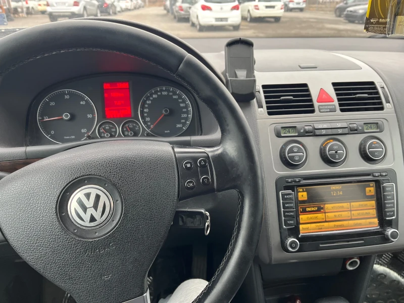 VW Touran 2.0 TDI 140k.c. BMM 7 места, снимка 7 - Автомобили и джипове - 49448331