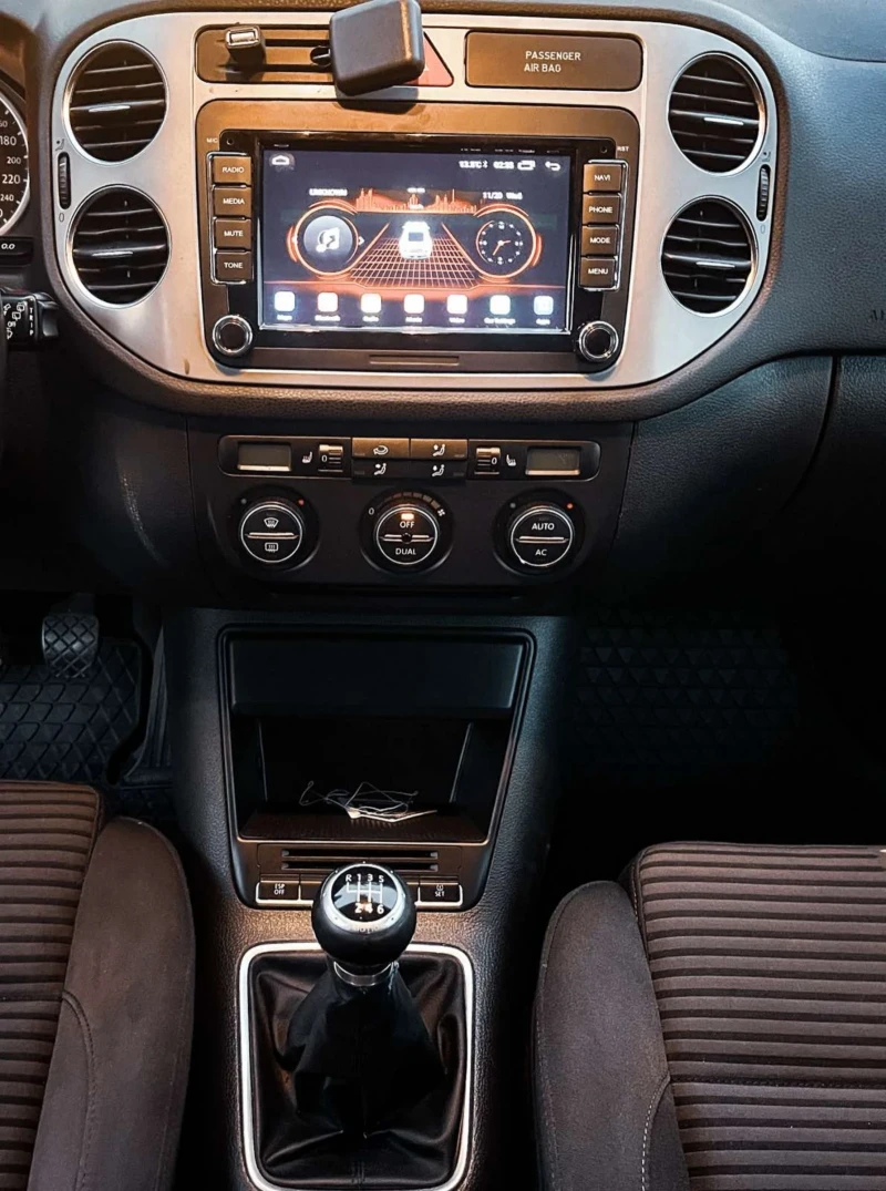 VW Tiguan 2.0TDI, снимка 13 - Автомобили и джипове - 52263757
