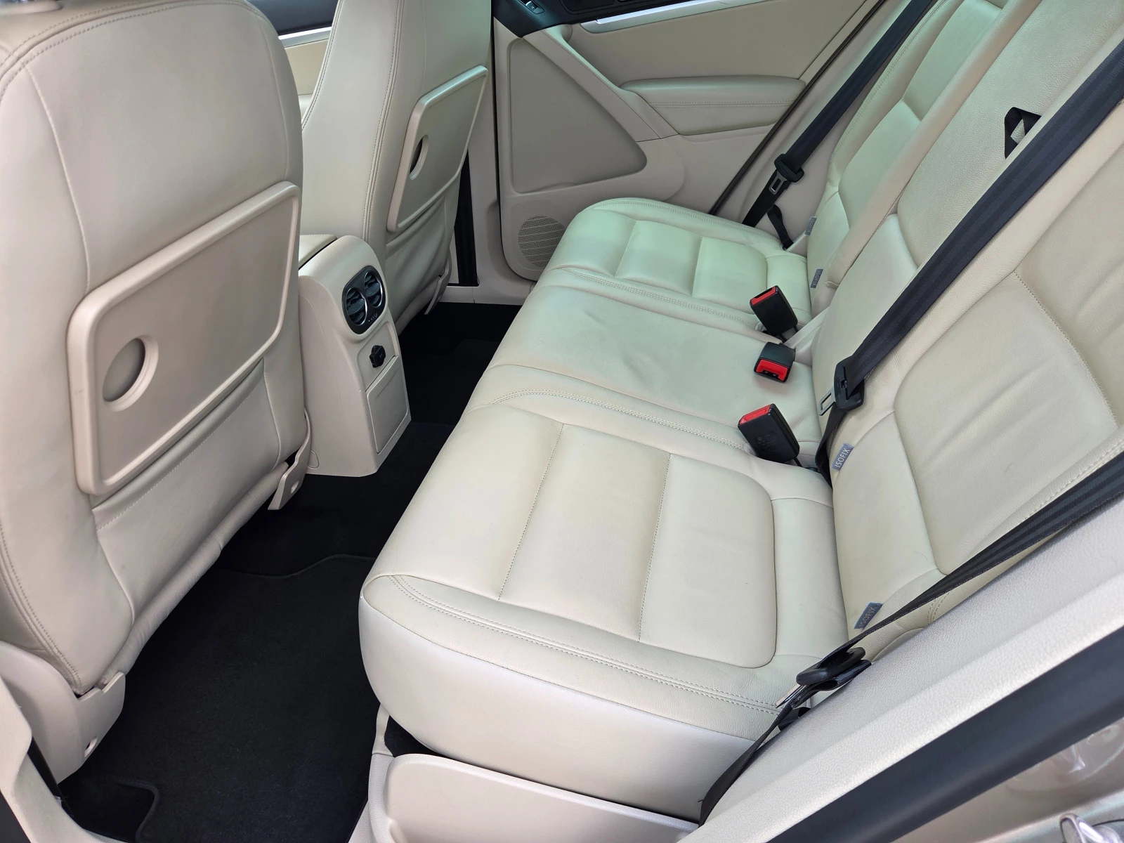 VW Tiguan 2.0 TDI 140 k.c 4Motion Highline Швейцария , снимка 10 - Автомобили и джипове - 54718535
