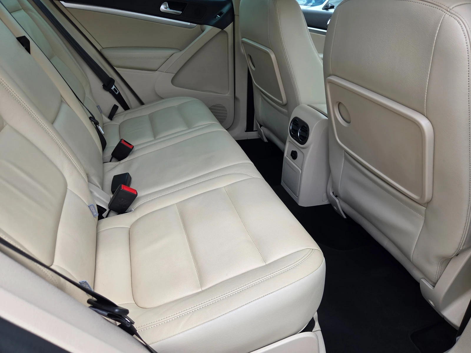 VW Tiguan 2.0 TDI 140 k.c 4Motion Highline Швейцария , снимка 11 - Автомобили и джипове - 54718535