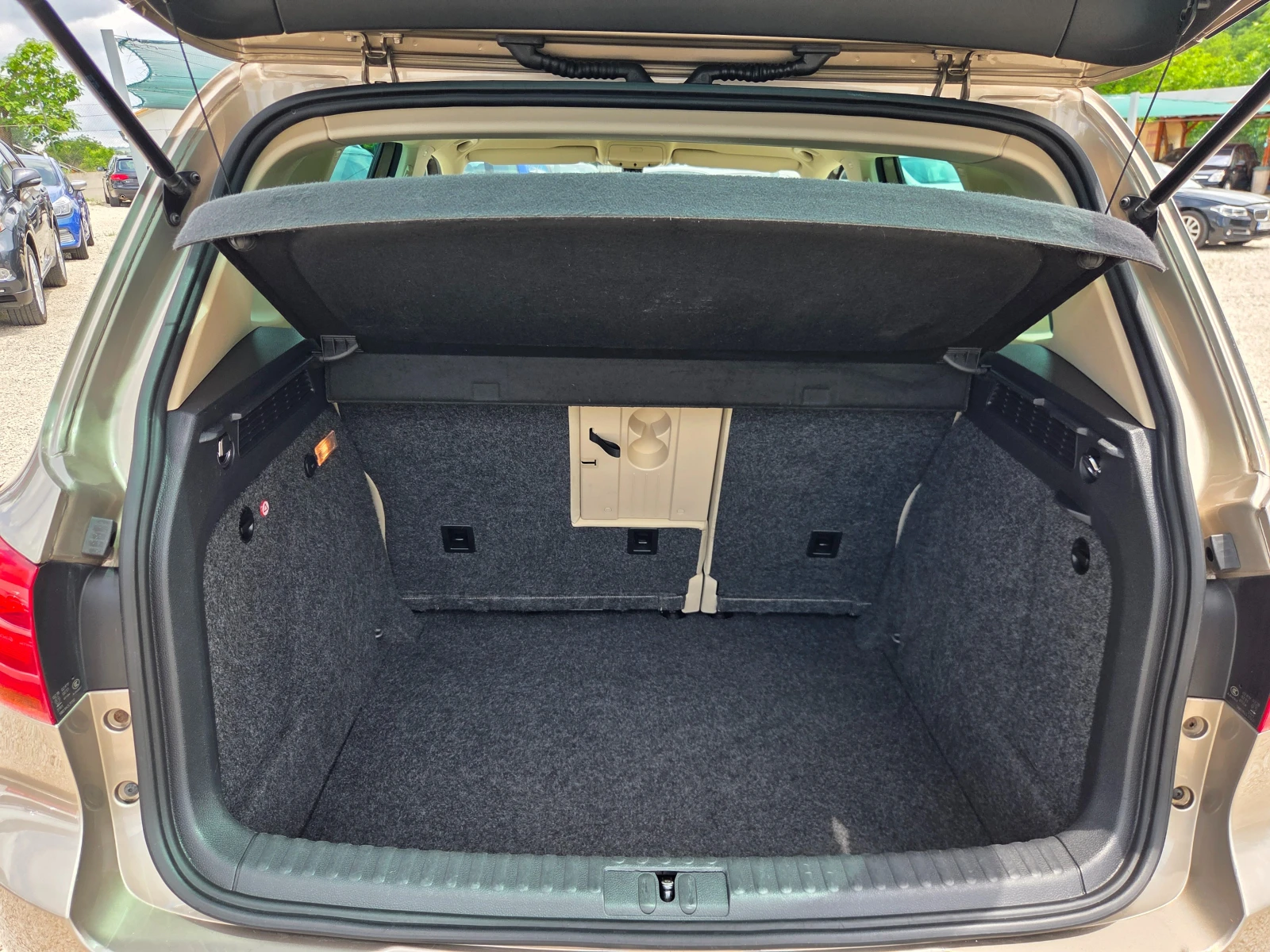 VW Tiguan 2.0 TDI 140 k.c 4Motion Highline Швейцария , снимка 16 - Автомобили и джипове - 54718535