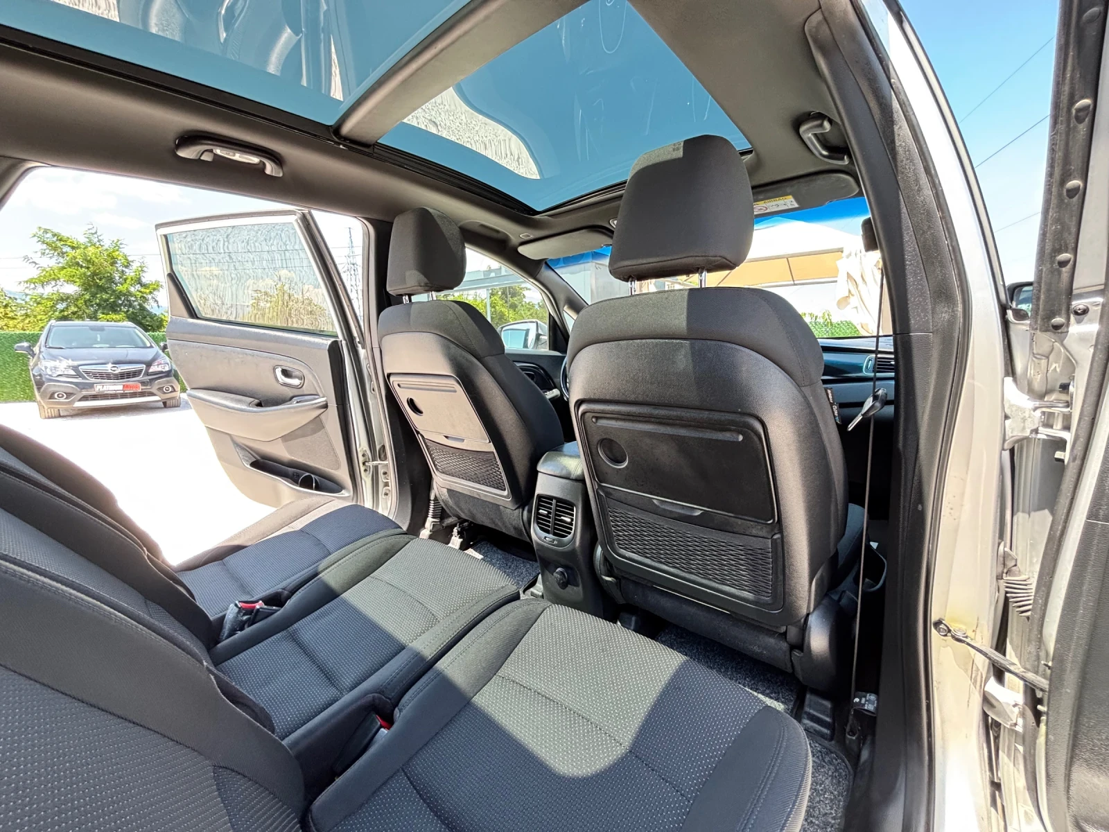 Kia Carens 1.7CRDI/7 МЕСТЕН/NAVI/PANO/, снимка 11 - Автомобили и джипове - 55219081