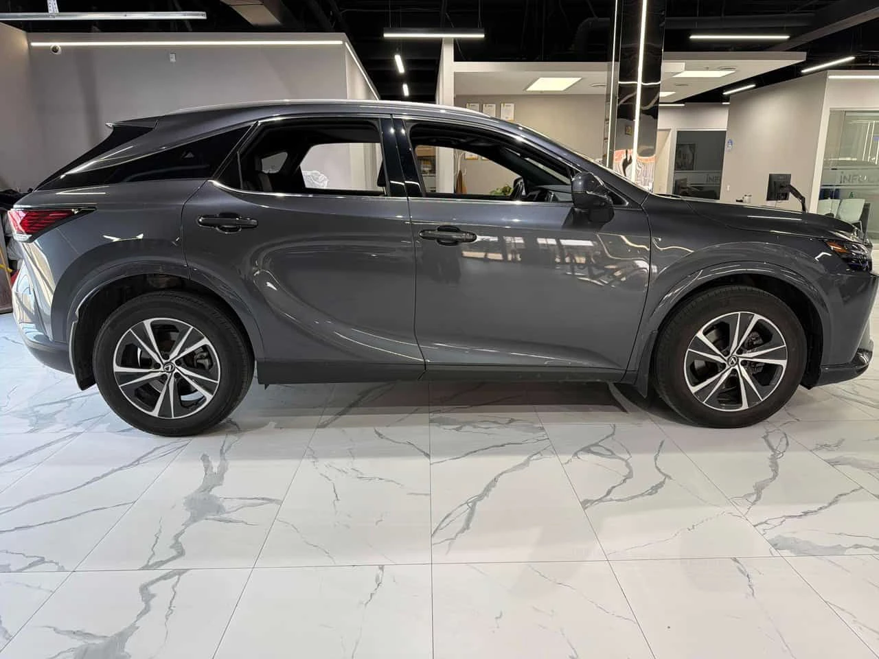 Lexus RX 350 | ПОДГРЕВ | ОБДХУВАНЕ | ПАНОРАМА | ДВА КЛЮЧА | , снимка 3 - Автомобили и джипове - 54497004
