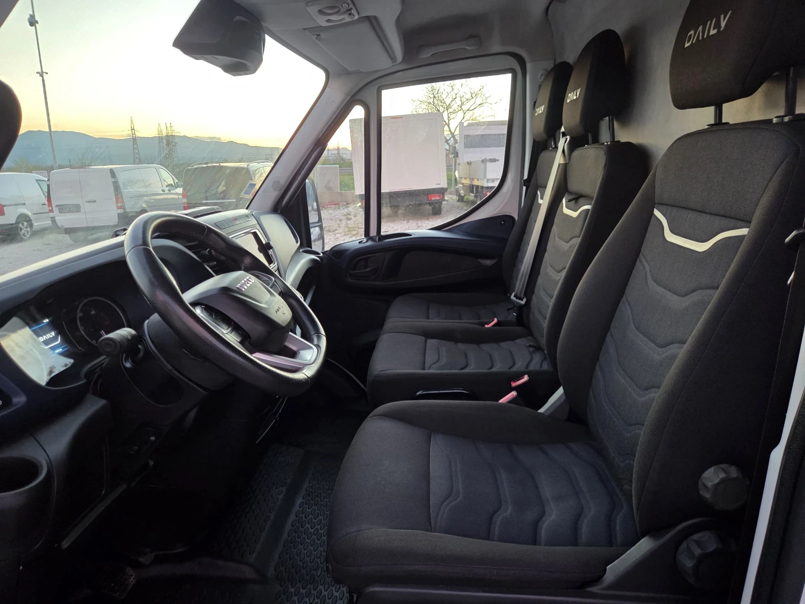 Iveco Daily 35s18, Макси, Автомат, Нави, Лед, Клима, снимка 9 - Бусове и автобуси - 54139728