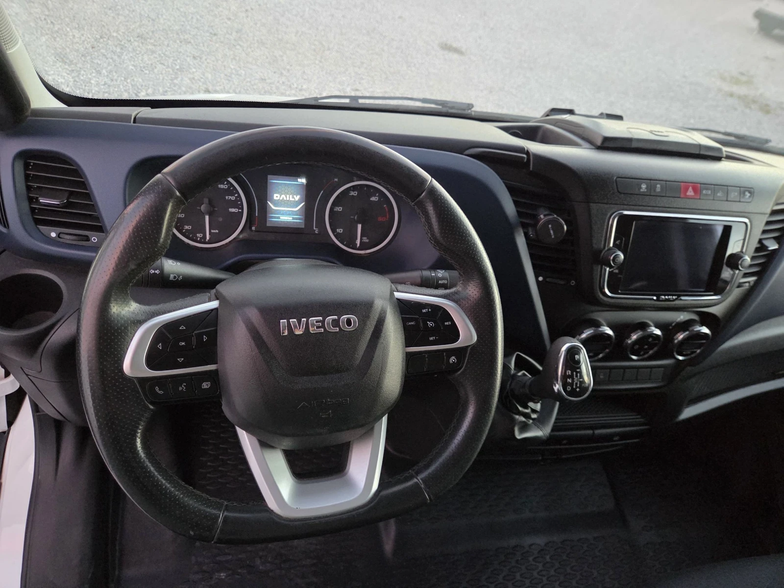 Iveco Daily 35s18, Макси, Автомат, Нави, Лед, Клима, снимка 10 - Бусове и автобуси - 54139728