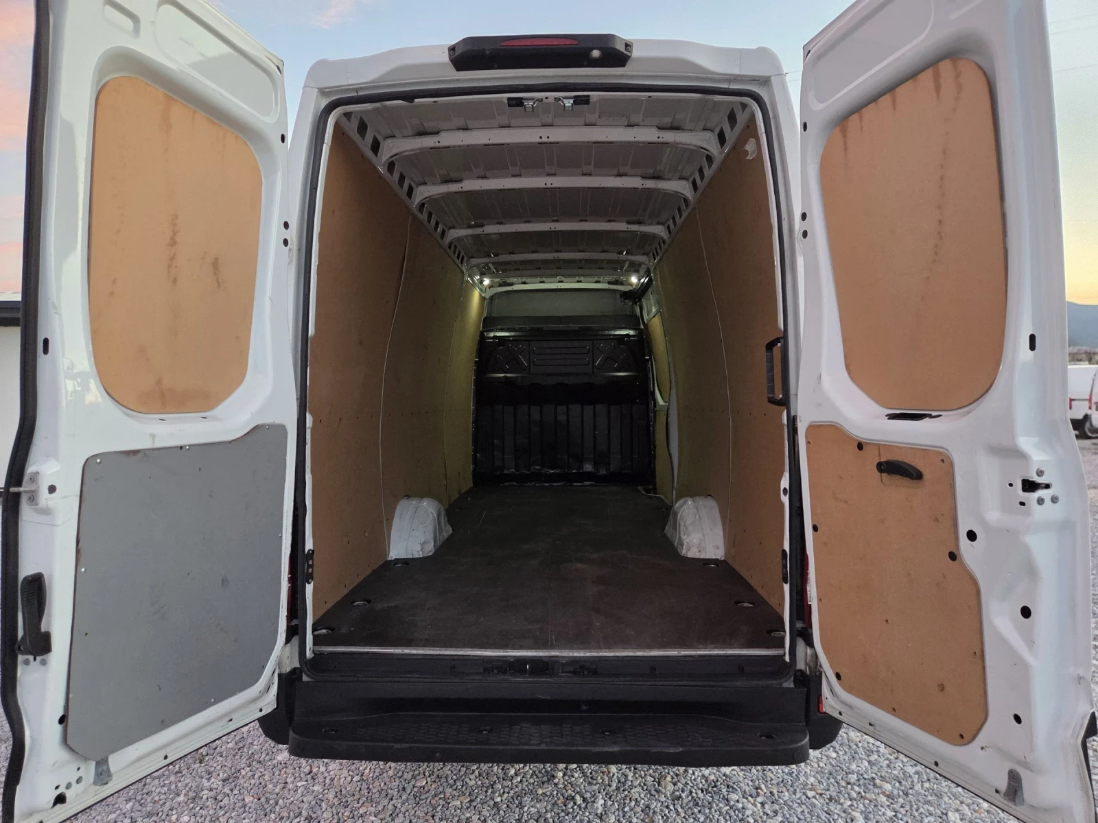 Iveco Daily 35s18, Макси, Автомат, Нави, Лед, Клима, снимка 13 - Бусове и автобуси - 54139728