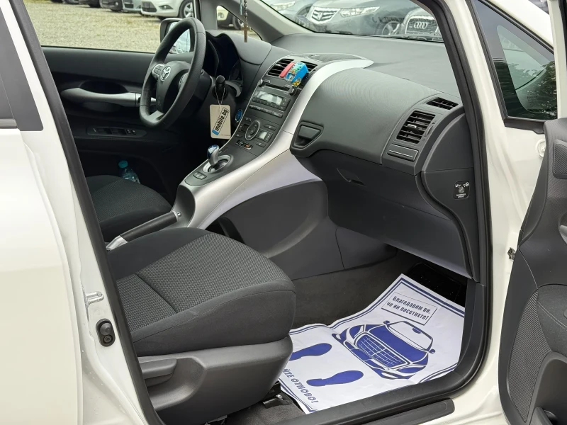Toyota Auris 1.8VVT-i * HYBRID* * Автоматик* * Face-Lift* , снимка 11 - Автомобили и джипове - 50498173