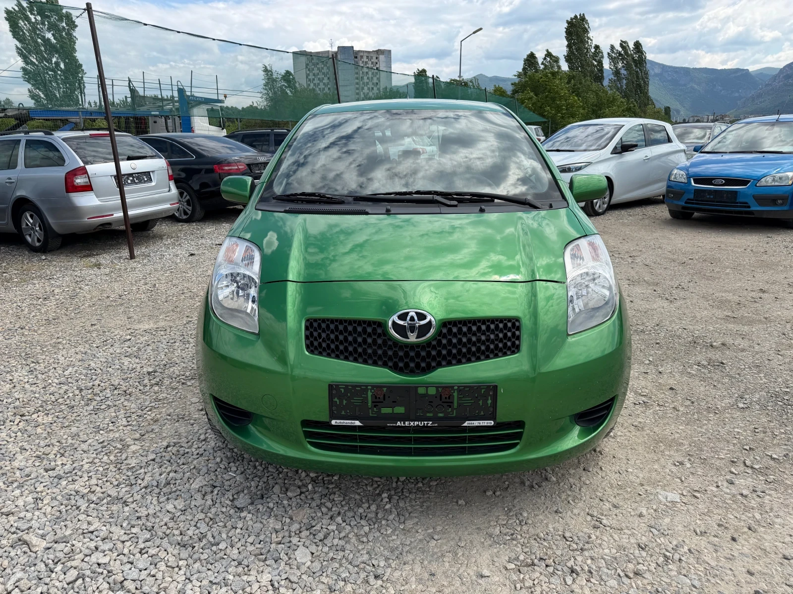 Toyota Yaris 1.0VVT-i 70PS КЛИМАТИК, снимка 2 - Автомобили и джипове - 54649119