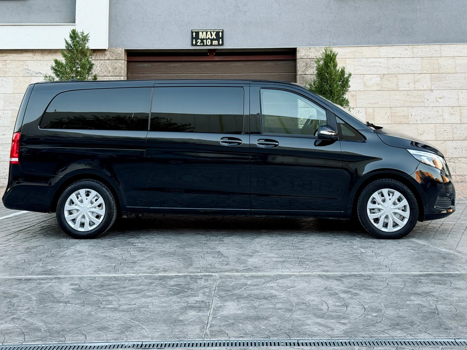 Mercedes-Benz V 300 V250d Extra Long 7+ 1 360 Camera 7G-Tronic ЛИЗИНГ, снимка 9 - Автомобили и джипове - 55287387