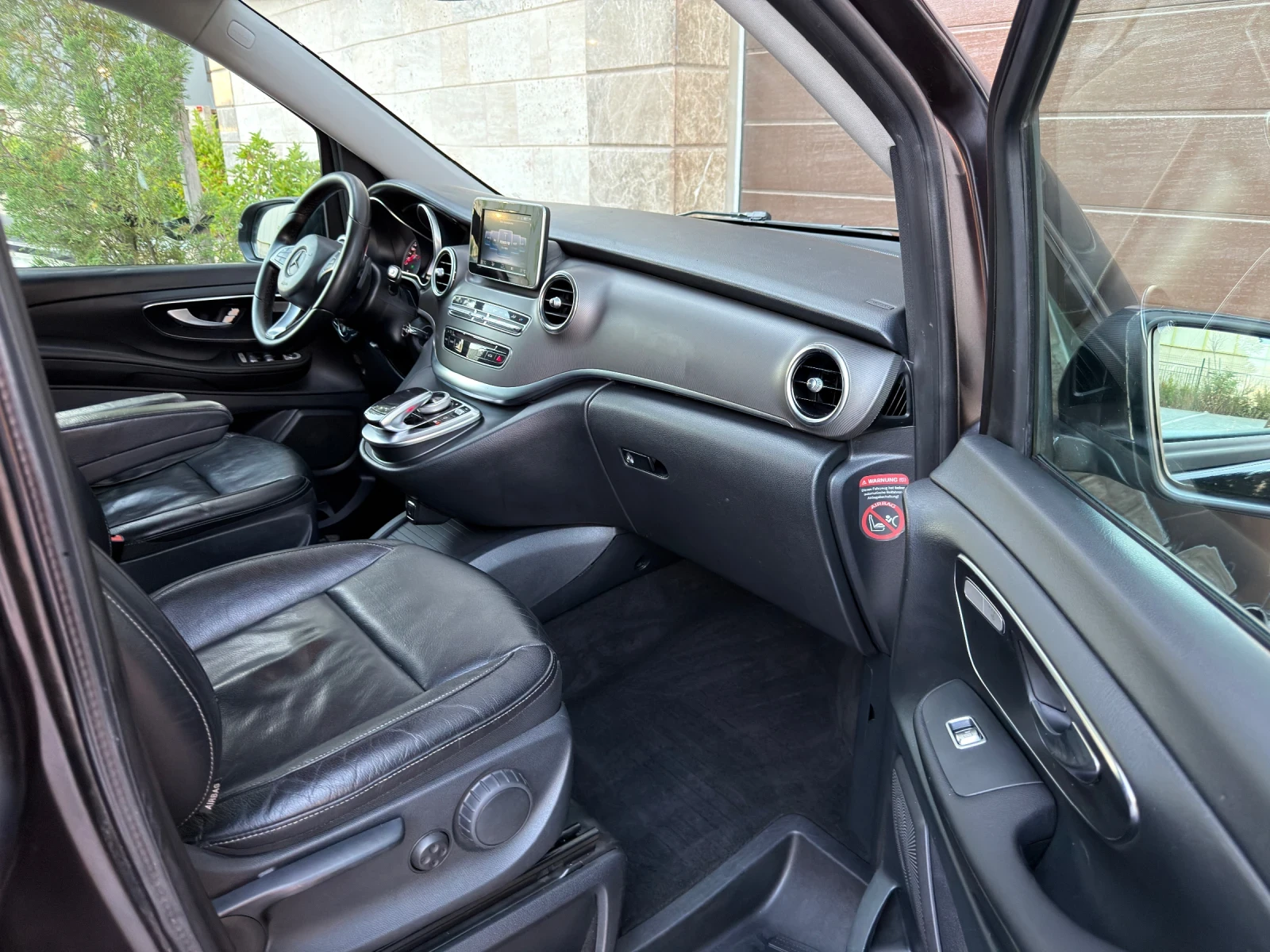 Mercedes-Benz V 300 V250d Extra Long 7+ 1 360 Camera 7G-Tronic ЛИЗИНГ, снимка 13 - Автомобили и джипове - 55287387