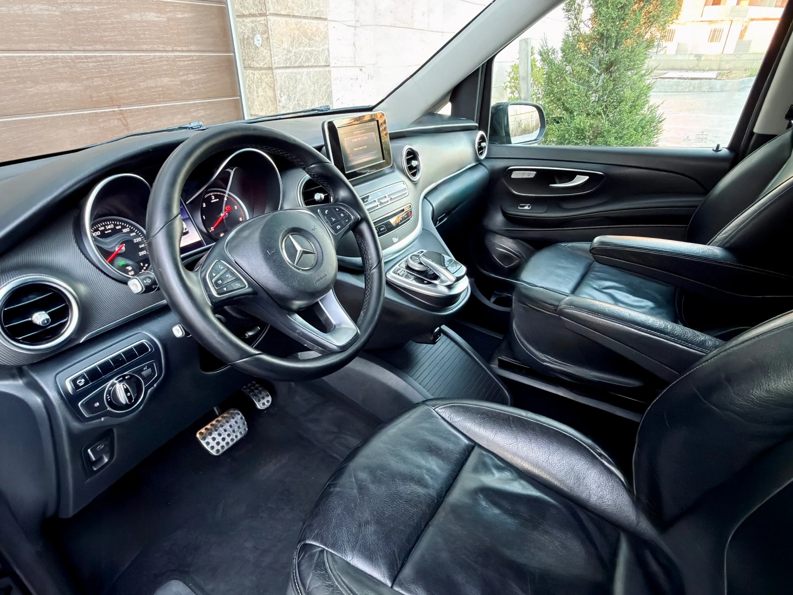 Mercedes-Benz V 300 V250d Extra Long 7+ 1 360 Camera 7G-Tronic ЛИЗИНГ, снимка 11 - Автомобили и джипове - 55287387