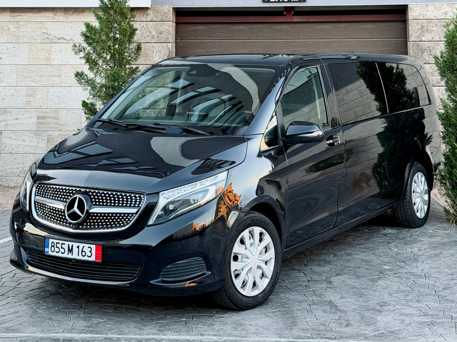 Mercedes-Benz V 300 V250d Extra Long 7+ 1 360 Camera 7G-Tronic ЛИЗИНГ, снимка 3 - Автомобили и джипове - 55287387