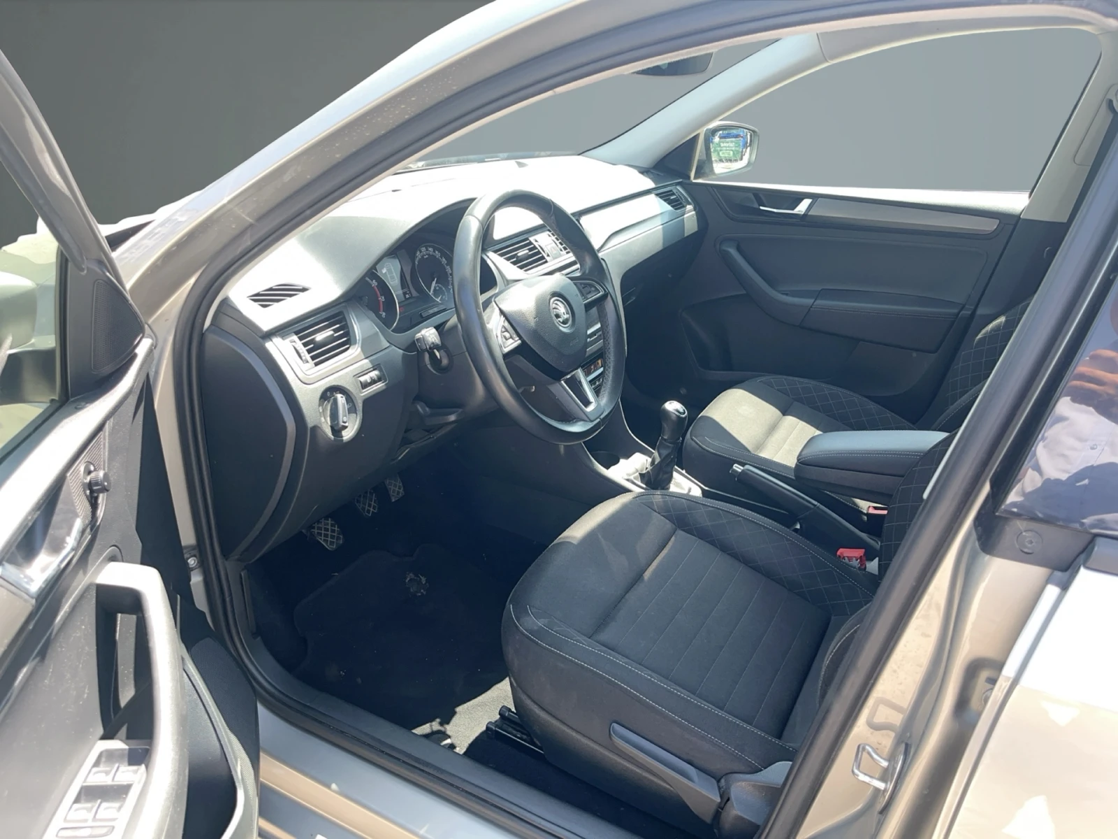 Skoda Rapid 1.0 TSI , снимка 9 - Автомобили и джипове - 55639507