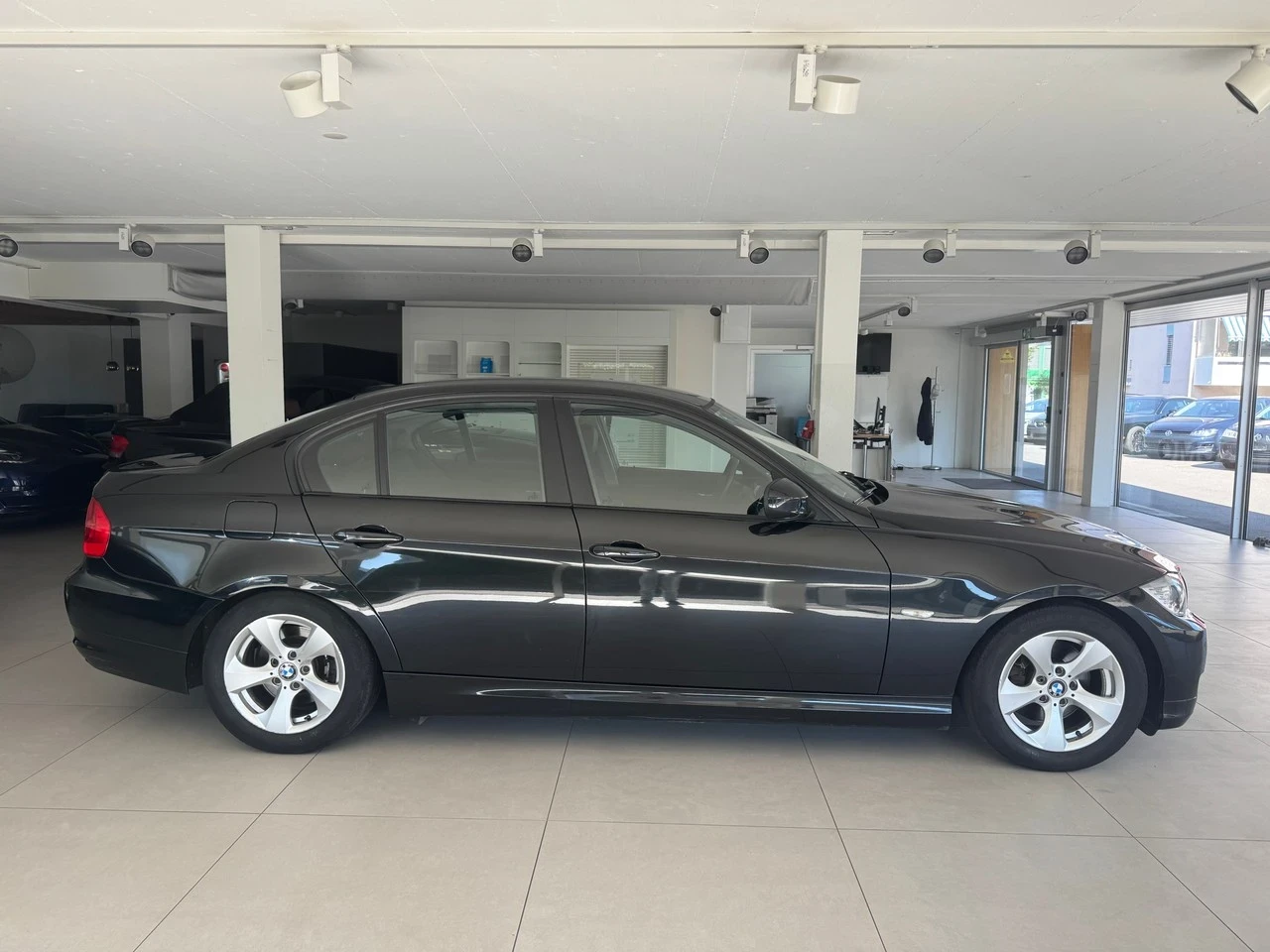 BMW 320 320D  2011г 163к.с Швейцария, снимка 2 - Автомобили и джипове - 55812312