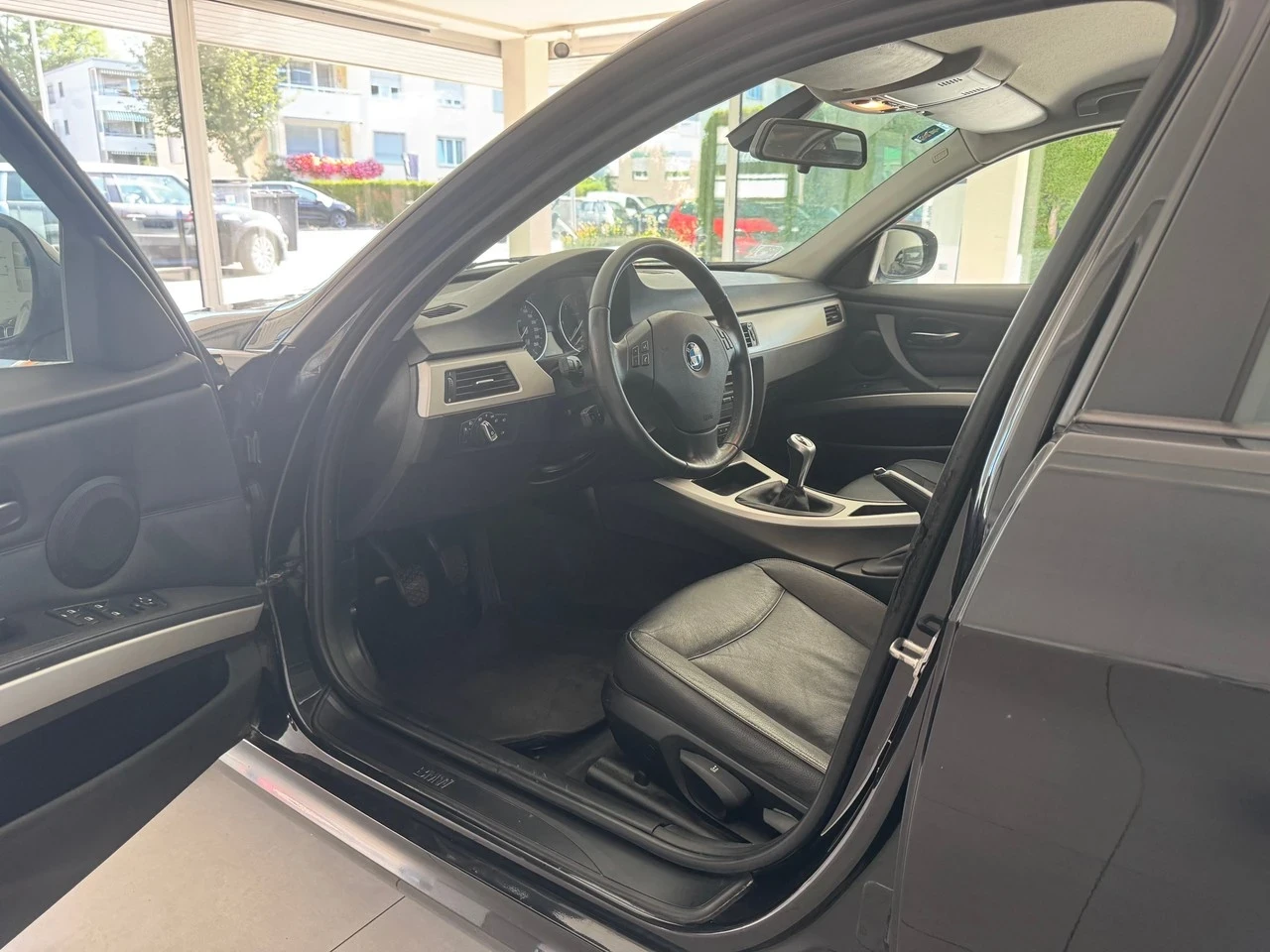 BMW 320 320D  2011г 163к.с Швейцария, снимка 7 - Автомобили и джипове - 55812312
