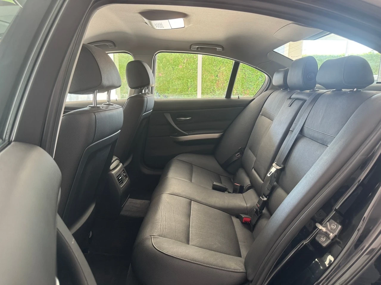 BMW 320 320D  2011г 163к.с Швейцария, снимка 13 - Автомобили и джипове - 55812312