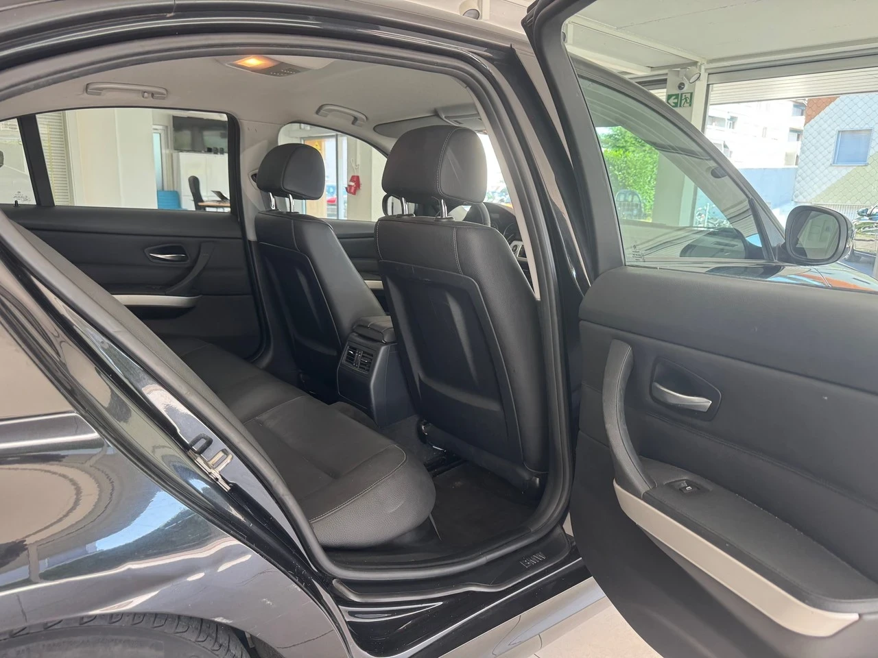 BMW 320 320D  2011г 163к.с Швейцария, снимка 12 - Автомобили и джипове - 55812312