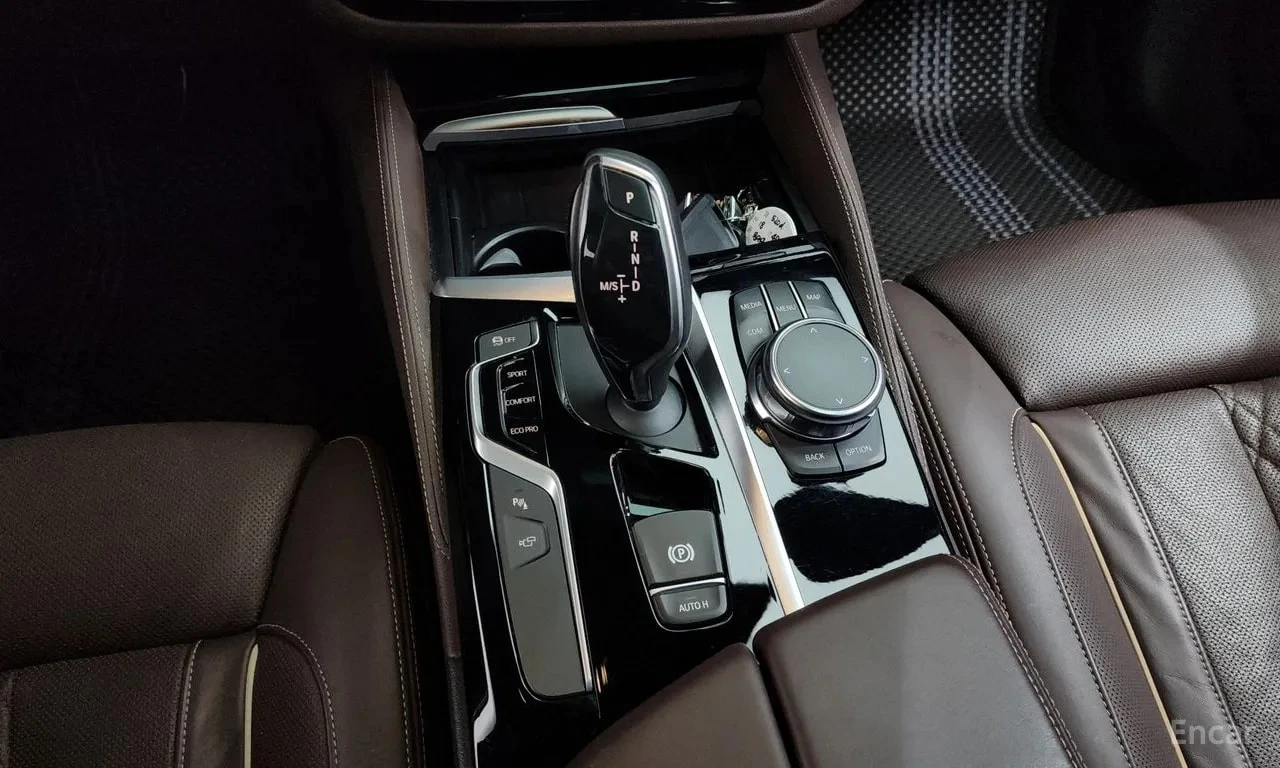 BMW 520 М-ПАКЕТ| ПАНО| ПАМЕТ| HUD| AMBIENT| 360| , снимка 9 - Автомобили и джипове - 55880006