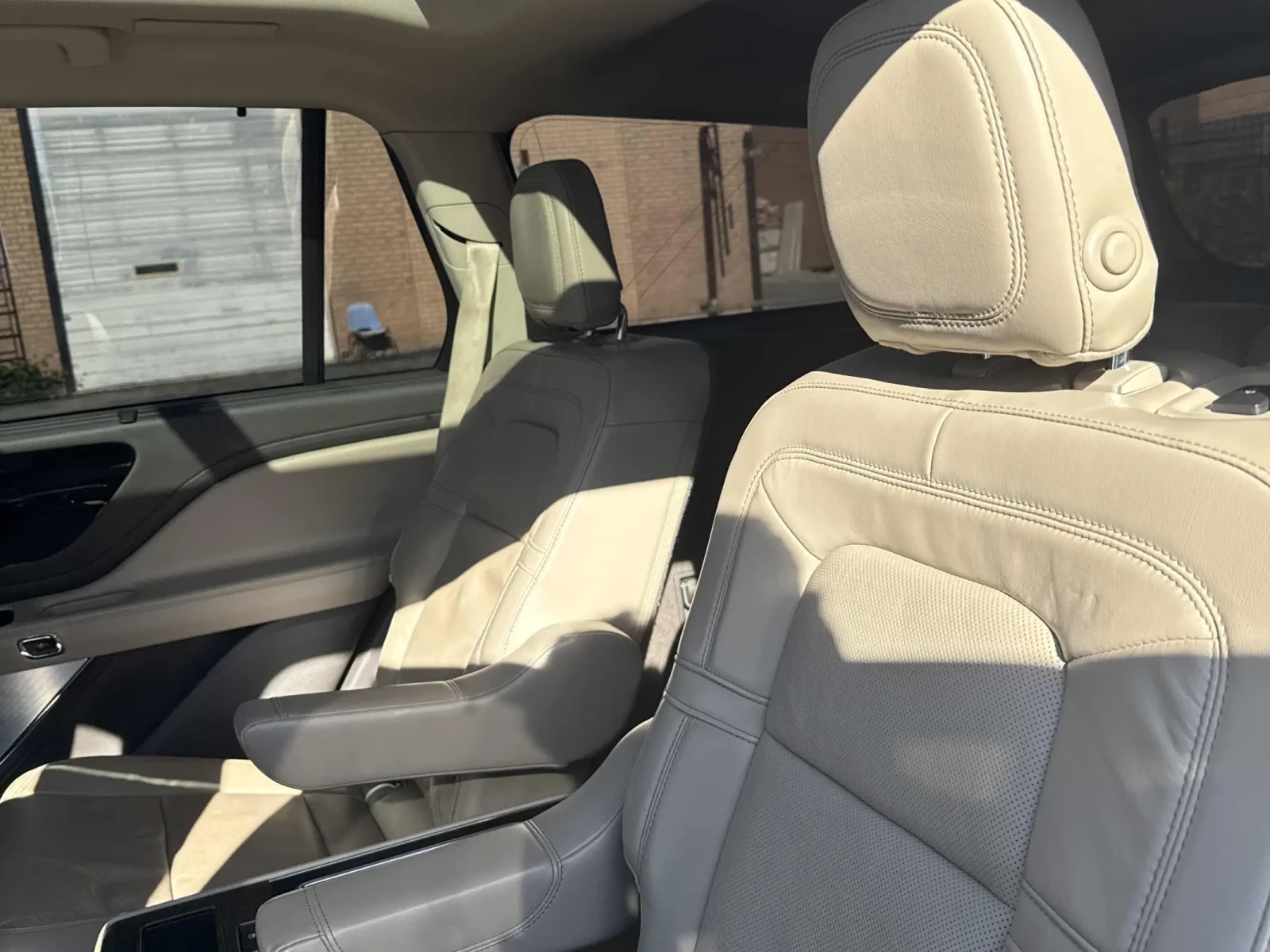 Lincoln Aviator МАСАЖ* ОБДУХ* HEAD-UP* REVEL AUDIO* , снимка 15 - Автомобили и джипове - 55782503