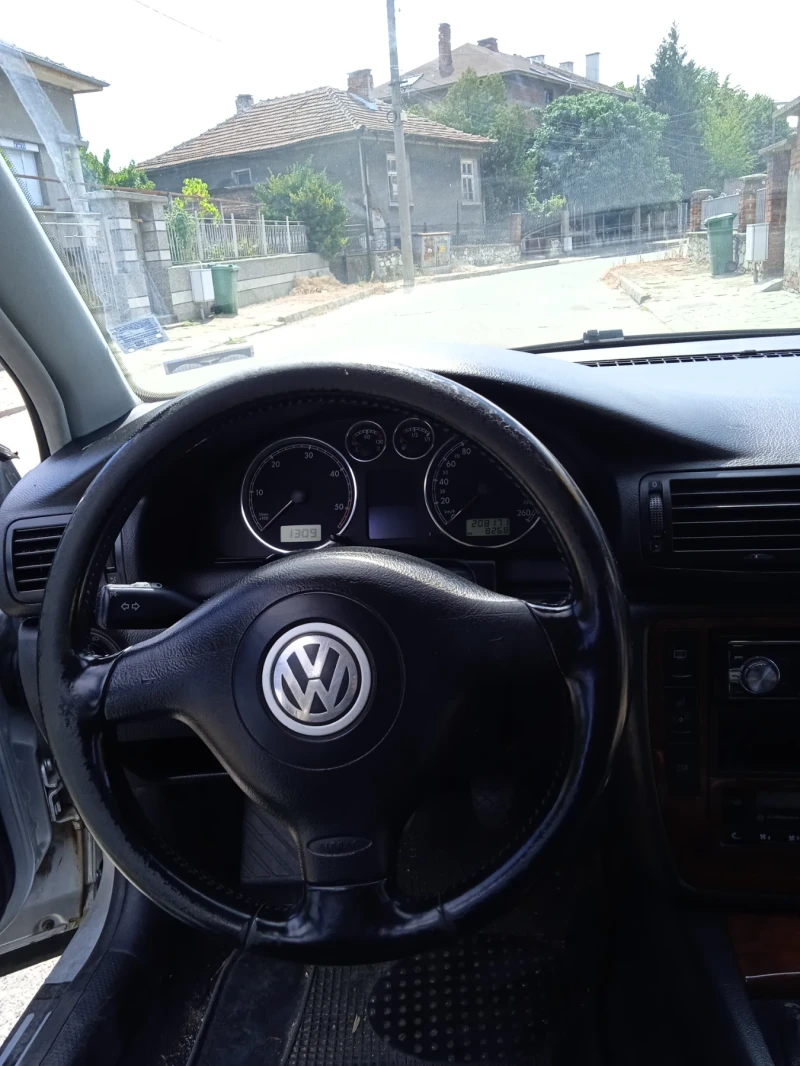 VW Passat, снимка 13 - Автомобили и джипове - 47017304