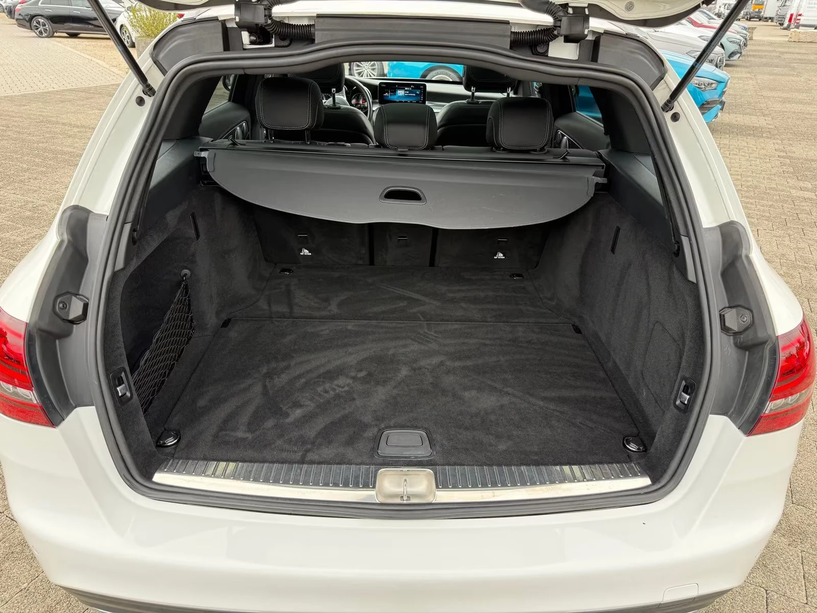 Mercedes-Benz C 220 d/AMG/194HP/DISTR/PANO/360/BURM/HUD/CARPLAY/806f - изображение 7