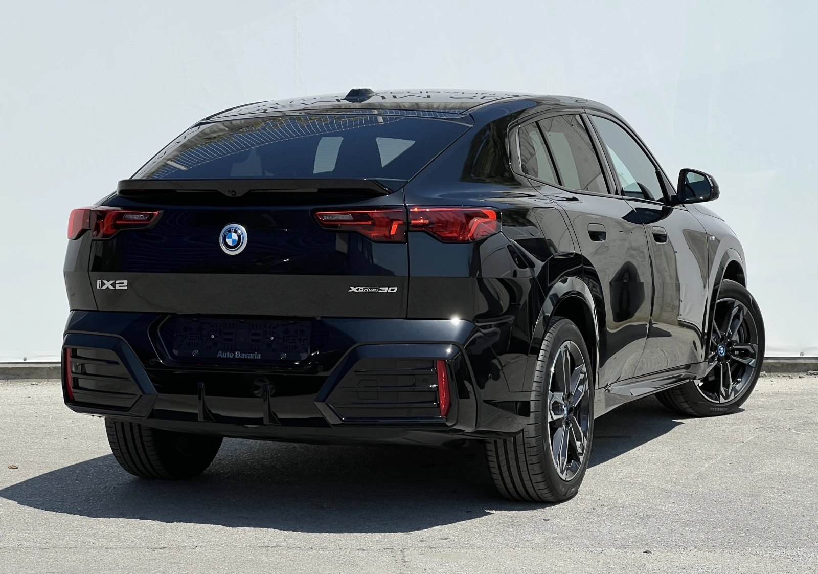 BMW iX2 xDrive30, снимка 2 - Автомобили и джипове - 55539831