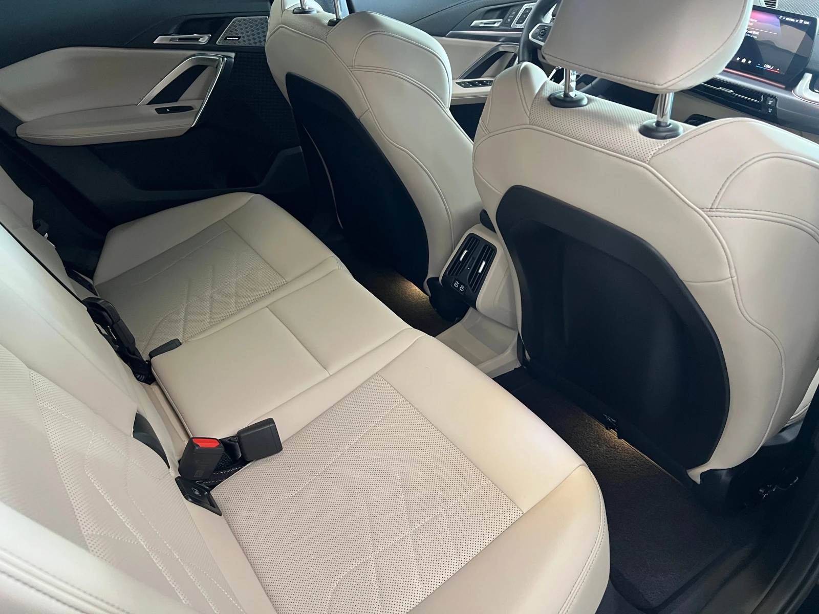BMW iX2 xDrive30, снимка 12 - Автомобили и джипове - 55539831