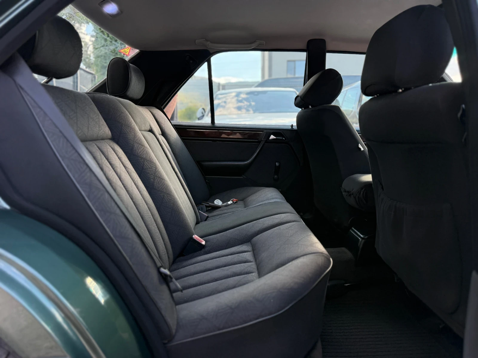 Mercedes-Benz E 200 ШИРОКА ЛАЙСТНА/КЛИМАТРОНИК, снимка 10 - Автомобили и джипове - 55982071