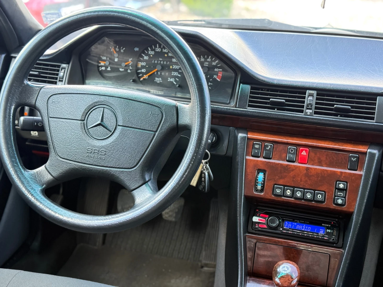 Mercedes-Benz E 200 ШИРОКА ЛАЙСТНА/КЛИМАТРОНИК, снимка 8 - Автомобили и джипове - 55982071