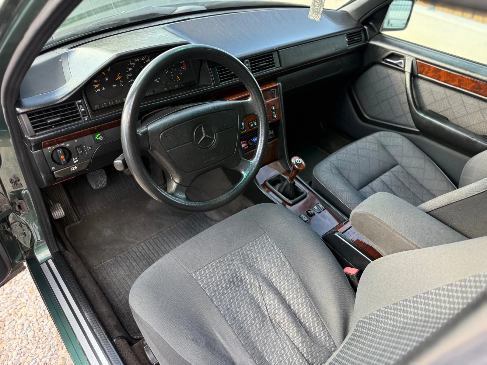 Mercedes-Benz E 200 ШИРОКА ЛАЙСТНА/КЛИМАТРОНИК, снимка 5 - Автомобили и джипове - 55982071
