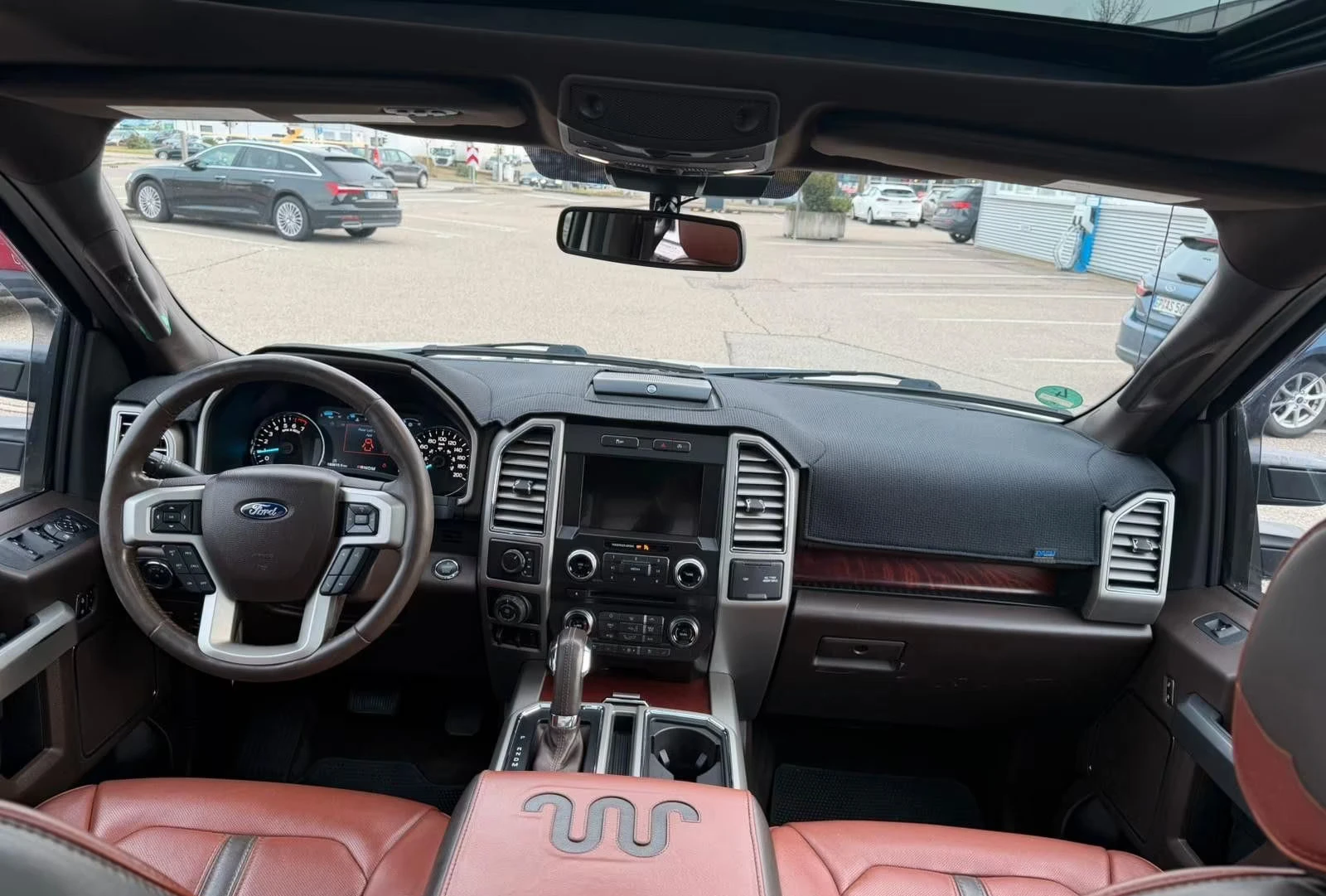 Ford F150 5.0L/401HP/KING-RANCH/PANO/4X4/CAM/MEMO/907g, снимка 9 - Автомобили и джипове - 53800087