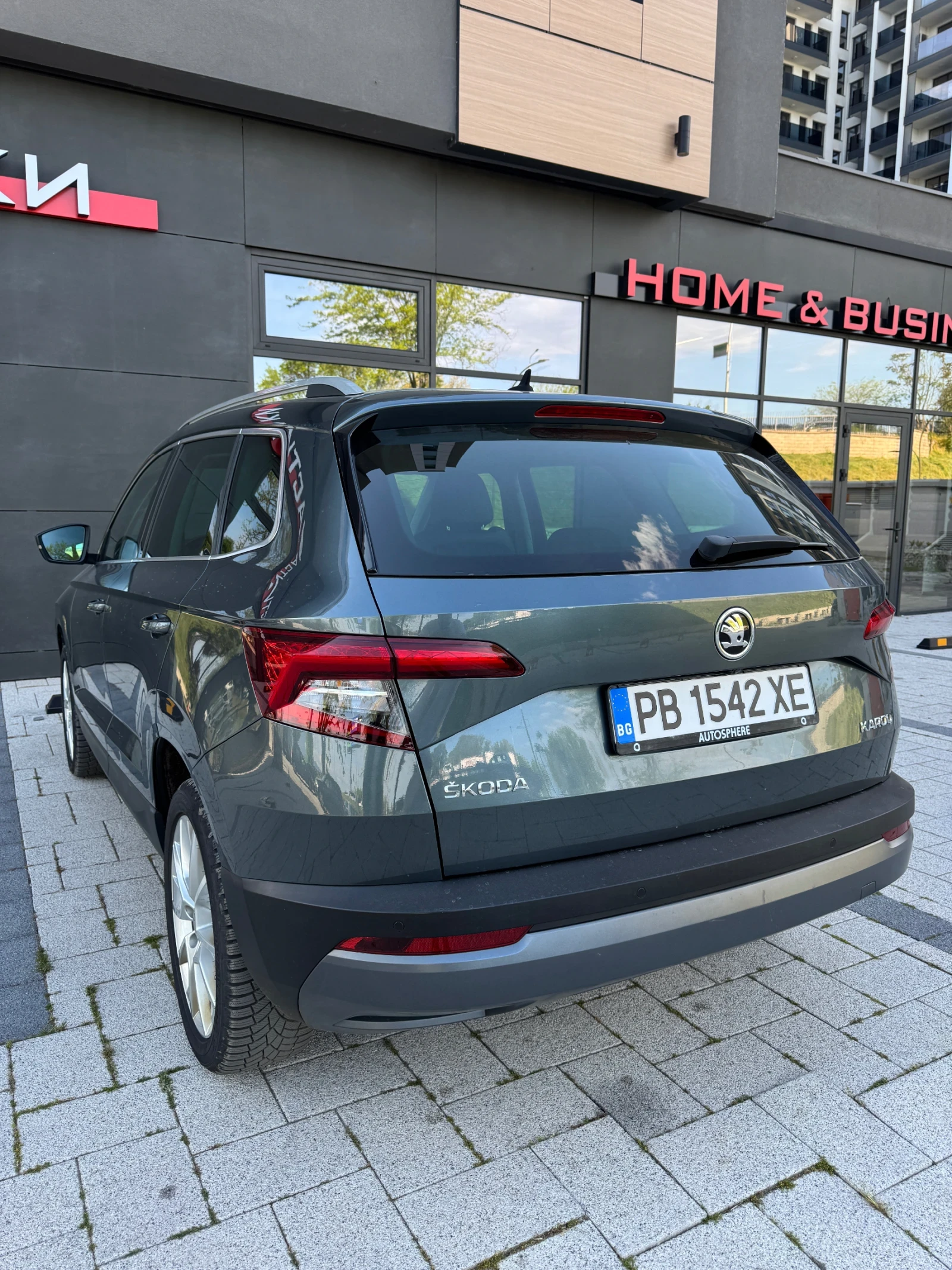 Skoda Karoq 1.5 ACT TSI* Keyless* Подгрев предни/задни седалки, снимка 2 - Автомобили и джипове - 54345304