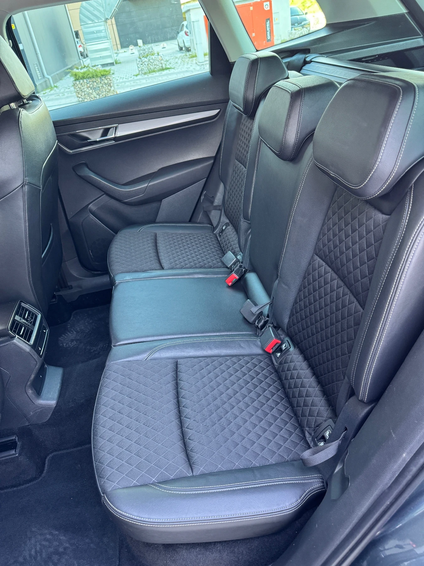 Skoda Karoq 1.5 ACT TSI* Keyless* Подгрев предни/задни седалки, снимка 4 - Автомобили и джипове - 54345304