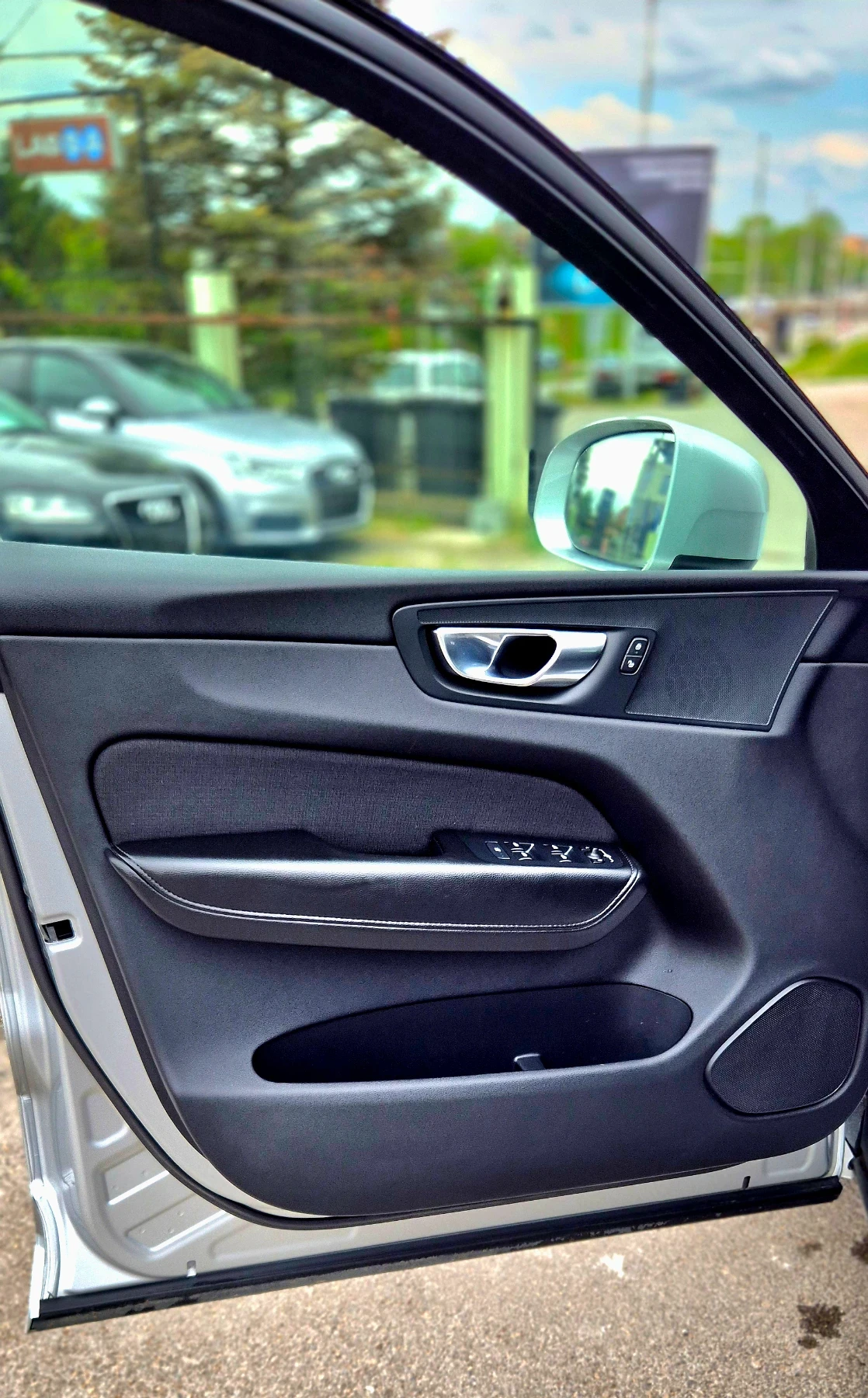 Volvo XC60 2.0D* MILDHYBRID* AWD* NAVI* CAMERA* LED* KEYLESS, снимка 7 - Автомобили и джипове - 54388367