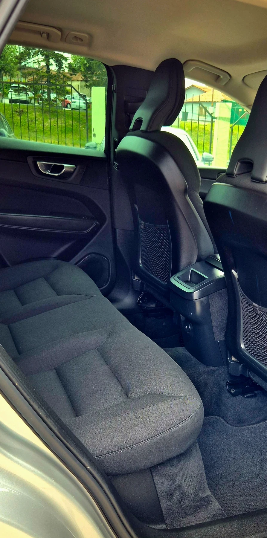 Volvo XC60 2.0D* MILDHYBRID* AWD* NAVI* CAMERA* LED* KEYLESS, снимка 15 - Автомобили и джипове - 54388367