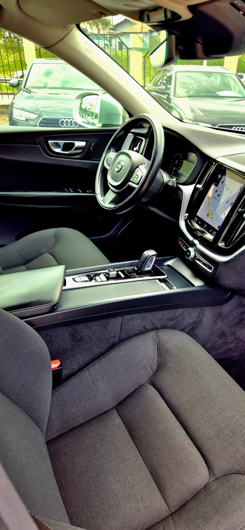 Volvo XC60 2.0D* MILDHYBRID* AWD* NAVI* CAMERA* LED* KEYLESS, снимка 14 - Автомобили и джипове - 54388367