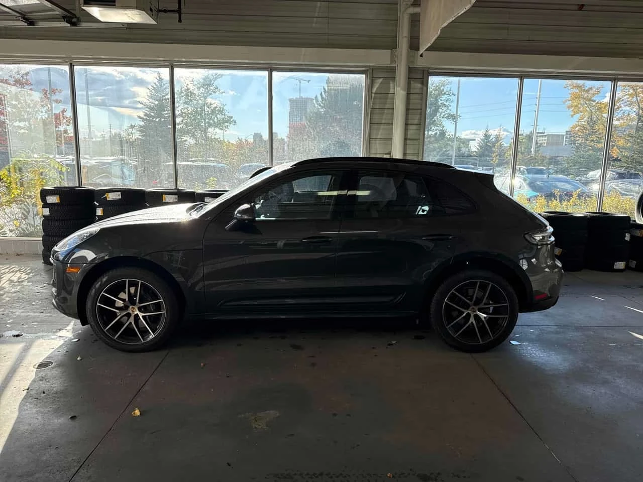 Porsche Macan AWD / CARFAX / ДИСТРОНИК / 360 КАМЕРИ , снимка 2 - Автомобили и джипове - 56426852