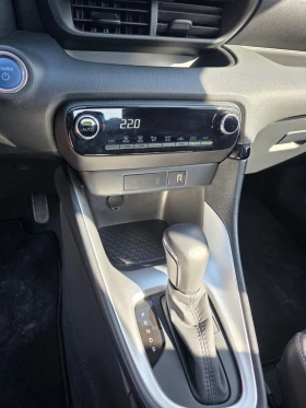 Toyota Yaris 1.5 Hybrid / Гаранция 2033 , снимка 11