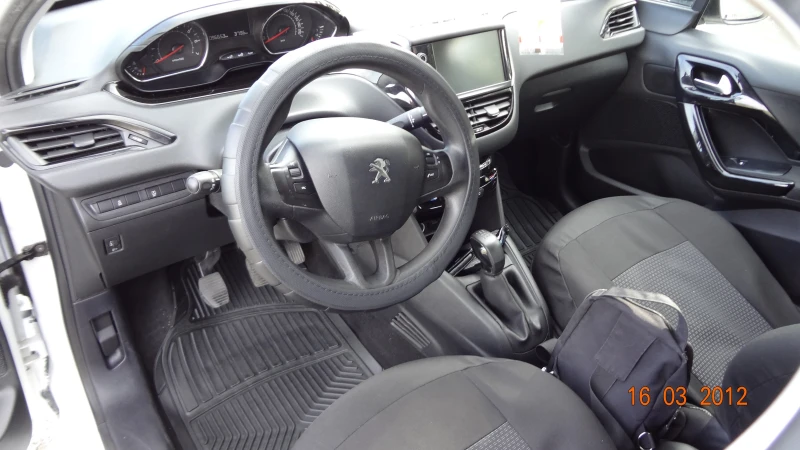 Peugeot 208, снимка 5 - Автомобили и джипове - 47310423